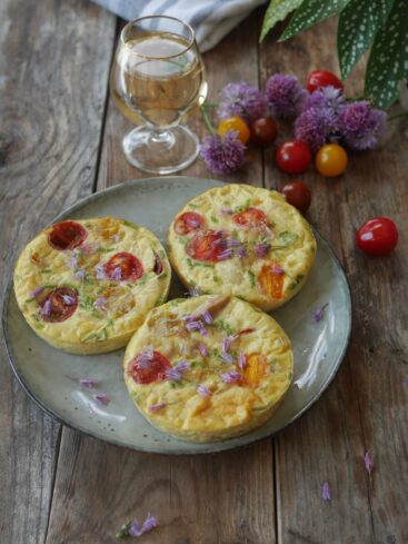 3 quiche sans pate à la tomate cerise dans une assiette